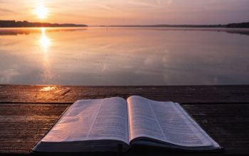 Biblia a stégen - naplemente csendjében