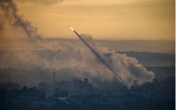 Rakétával lövik Izraelt palesztin fegyveresek Gáza városából 2023. október 7-én