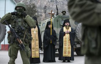 ortodox papok és orosz katonák